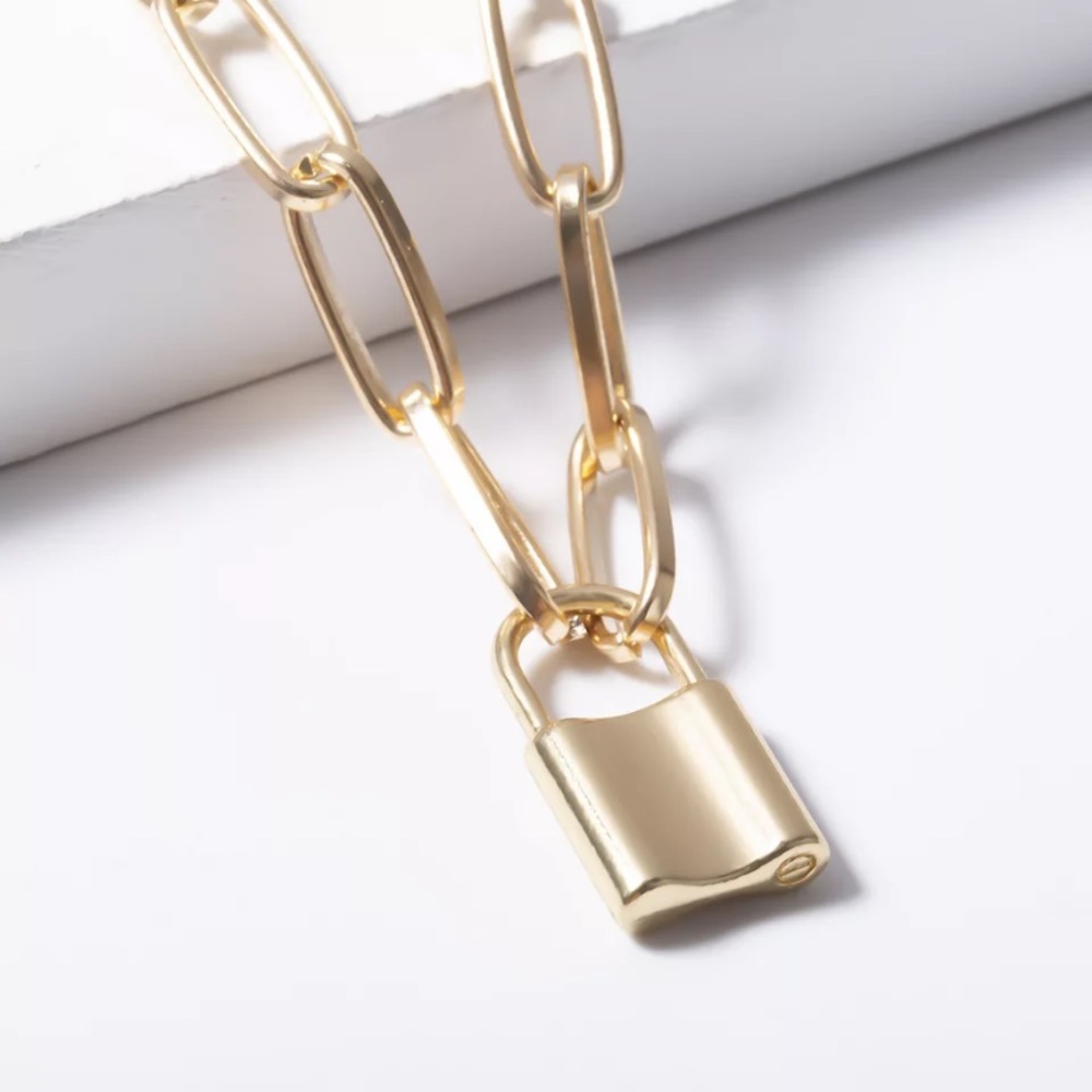 Golden lock chain necklace - Picture 4 of 5